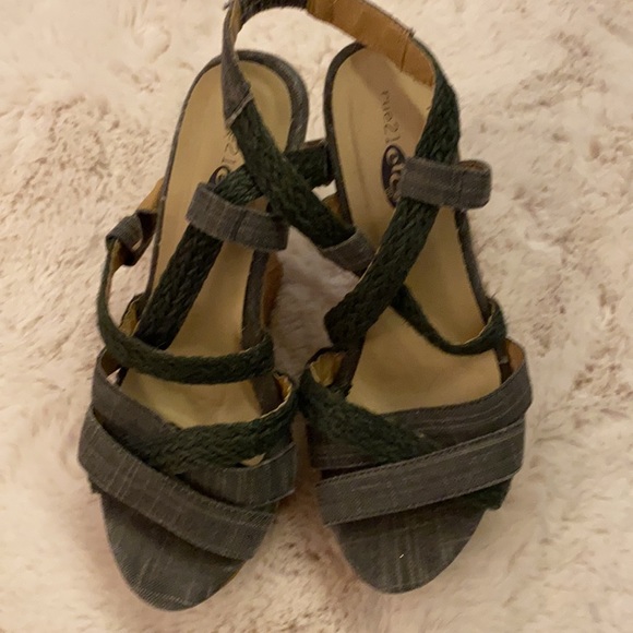 Wedges Size 8/9 - Picture 2 of 3